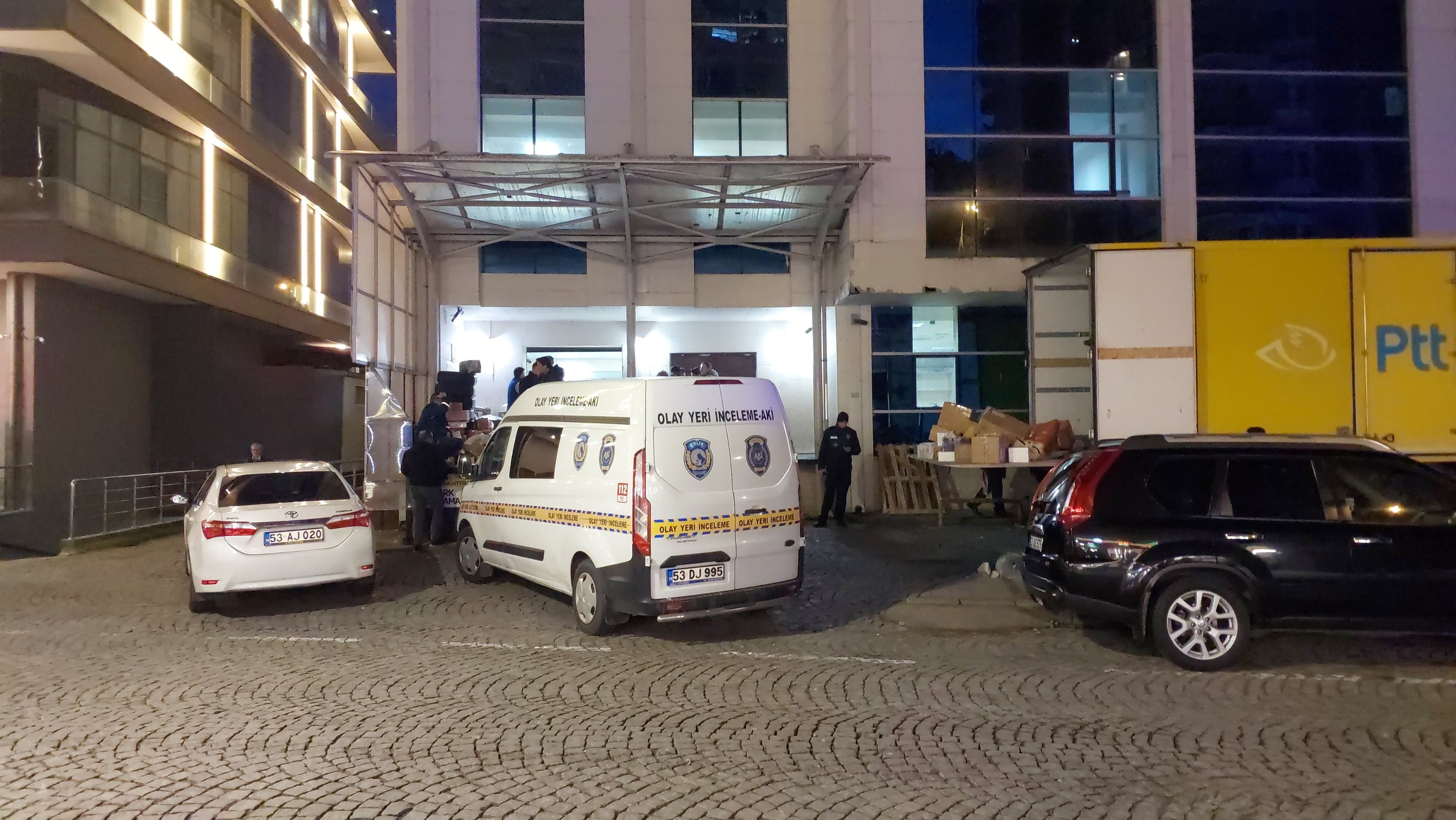 PTT Başmüdürlüğü'ne silahlı saldırı! Saldırgan dehşet saçtı, çalışanlar can verdi PTT Başmüdürlüğü'ne silahlı saldırı! Saldırgan dehşet saçtı, ağır yaralılar var - 2. Resim