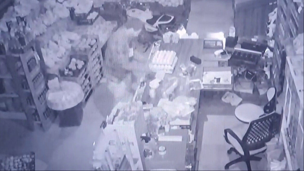 Yüzlerce paket sigara çaldı yetmedi kameraları da yanında götürdü - 1. Resim