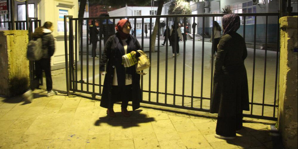 Aydın Gazipaşa Ortaokulu öğrencileri sabah ezanından önce okula gidiyor! Aileler isyan etti, okul görevlisi gazetecilere hakaretler savurdu - 2. Resim