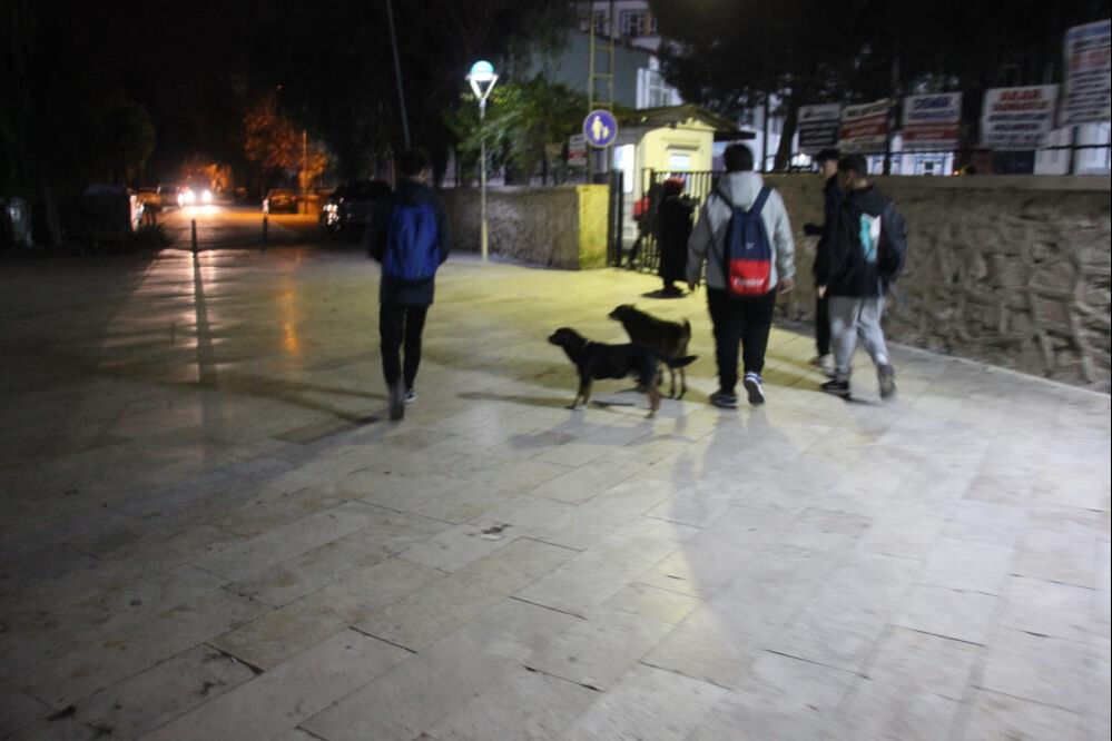 Aydın Gazipaşa Ortaokulu öğrencileri sabah ezanından önce okula gidiyor! Aileler isyan etti, okul görevlisi gazetecilere hakaretler savurdu - 1. Resim