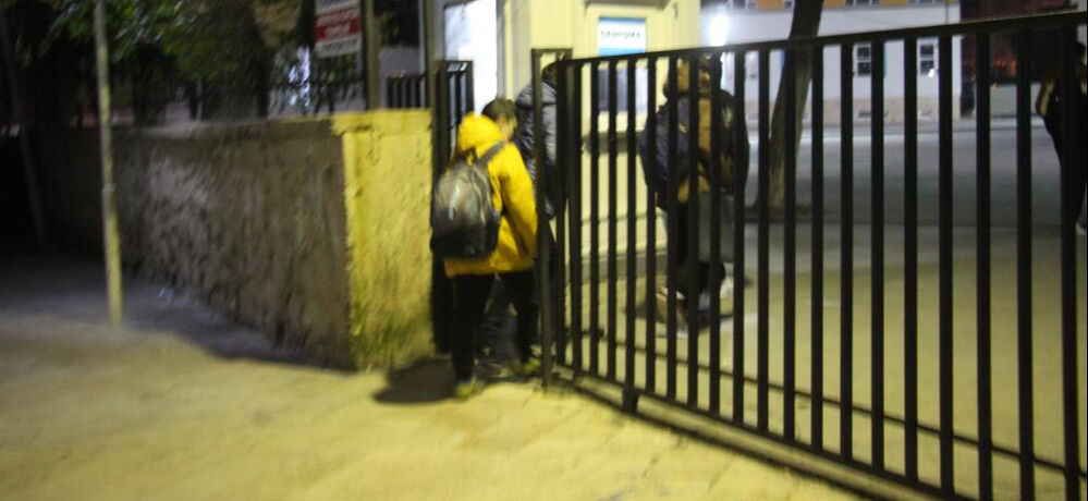 Aydın Gazipaşa Ortaokulu öğrencileri sabah ezanından önce okula gidiyor! Aileler isyan etti, okul görevlisi gazetecilere hakaretler savurdu - 5. Resim