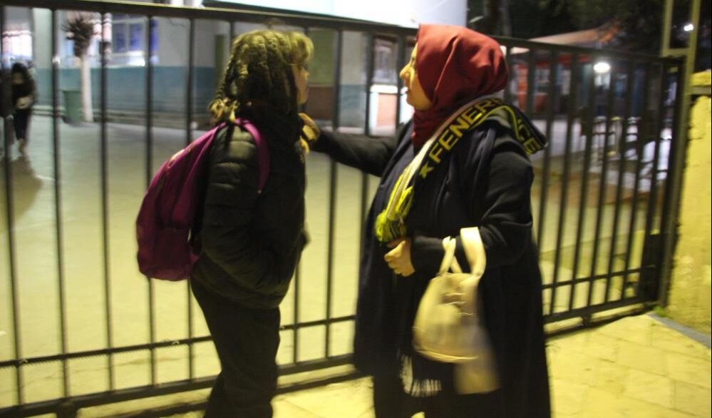 Aydın Gazipaşa Ortaokulu öğrencileri sabah ezanından önce okula gidiyor! Aileler isyan etti, okul görevlisi gazetecilere hakaretler savurdu - 3. Resim