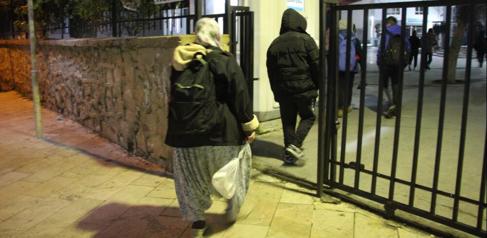 Aydın Gazipaşa Ortaokulu öğrencileri sabah ezanından önce okula gidiyor! Aileler isyan etti, okul görevlisi gazetecilere hakaretler savurdu - 4. Resim