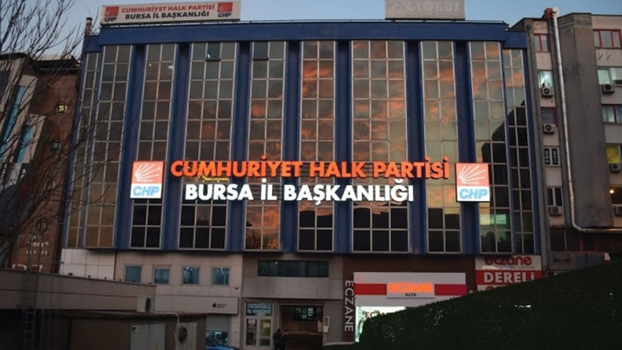 Bursa'da CHP teşkilatında toplu istifa! 'Bizi dışlıyorsunuz' diyerek yönetimi düşürdüler Bursa'da CHP teşkilatında toplu istifa! 'Bizi dışlıyorsunuz' diyerek yönetimi düşürdüler - 1. Resim