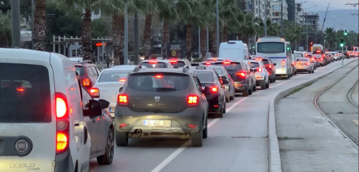 İzmir'de işçi isyanı! Büyükşehir Belediyesi'ne tepki gösteren otobüs şoförleri iş bıraktı İzmir'de işçi isyanı! Büyükşehir Belediyesi'ne tepki gösteren otobüs şoförleri iş bıraktı - 2. Resim