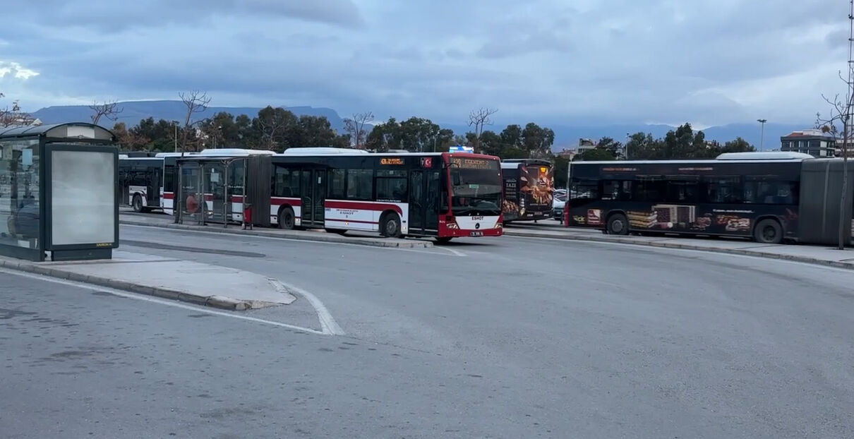 İzmir'de işçi isyanı! Büyükşehir Belediyesi'ne tepki gösteren otobüs şoförleri iş bıraktı İzmir'de işçi isyanı! Büyükşehir Belediyesi'ne tepki gösteren otobüs şoförleri iş bıraktı - 1. Resim