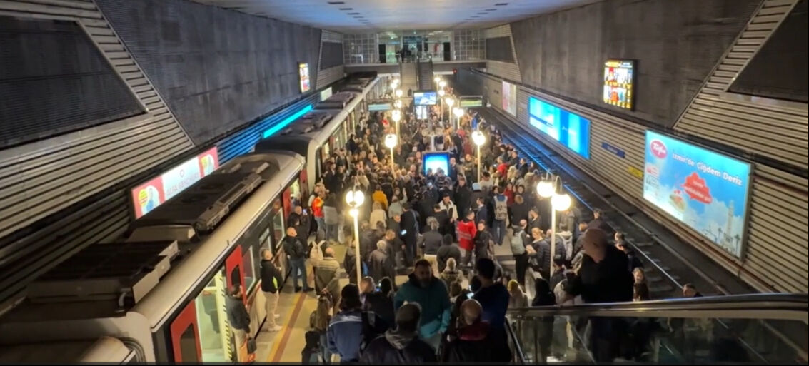 İzmir'de işçi isyanı! Büyükşehir Belediyesi'ne tepki gösteren otobüs şoförleri iş bıraktı İzmir'de işçi isyanı! Büyükşehir Belediyesi'ne tepki gösteren otobüs şoförleri iş bıraktı - 3. Resim