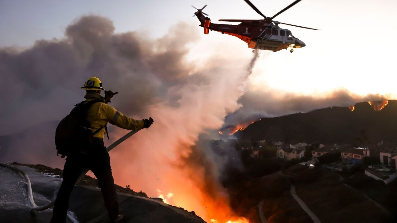 Los Angeles yangın söndü mü, devam ediyor mu? Ölü ve yaralıların sayısı merak ediliyor Los Angeles yangın söndü mü, devam ediyor mu? Ölü ve yaralıların sayısı merak ediliyor - 3. Resim