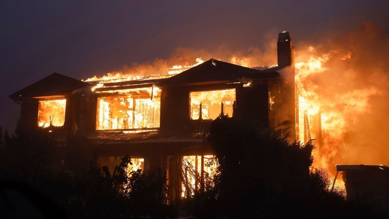 Los Angeles yangın söndü mü, devam ediyor mu? Ölü ve yaralıların sayısı merak ediliyor Los Angeles yangın söndü mü, devam ediyor mu? Ölü ve yaralıların sayısı merak ediliyor - 4. Resim
