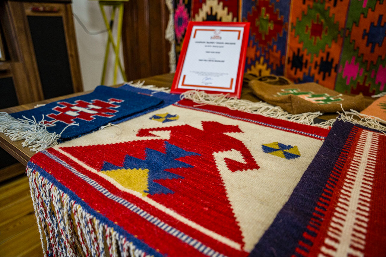 Oğuz boyunun "Kızık kilimi" tescillendi: Üzerinde binlerce yıllık tarihi mesajlar gizli! Adını Oğuz boyundan alan "Kızık kilimi" tescillendi: Üzerinde binlerce yıllık tarihi mesajlar gizli! - 2. Resim