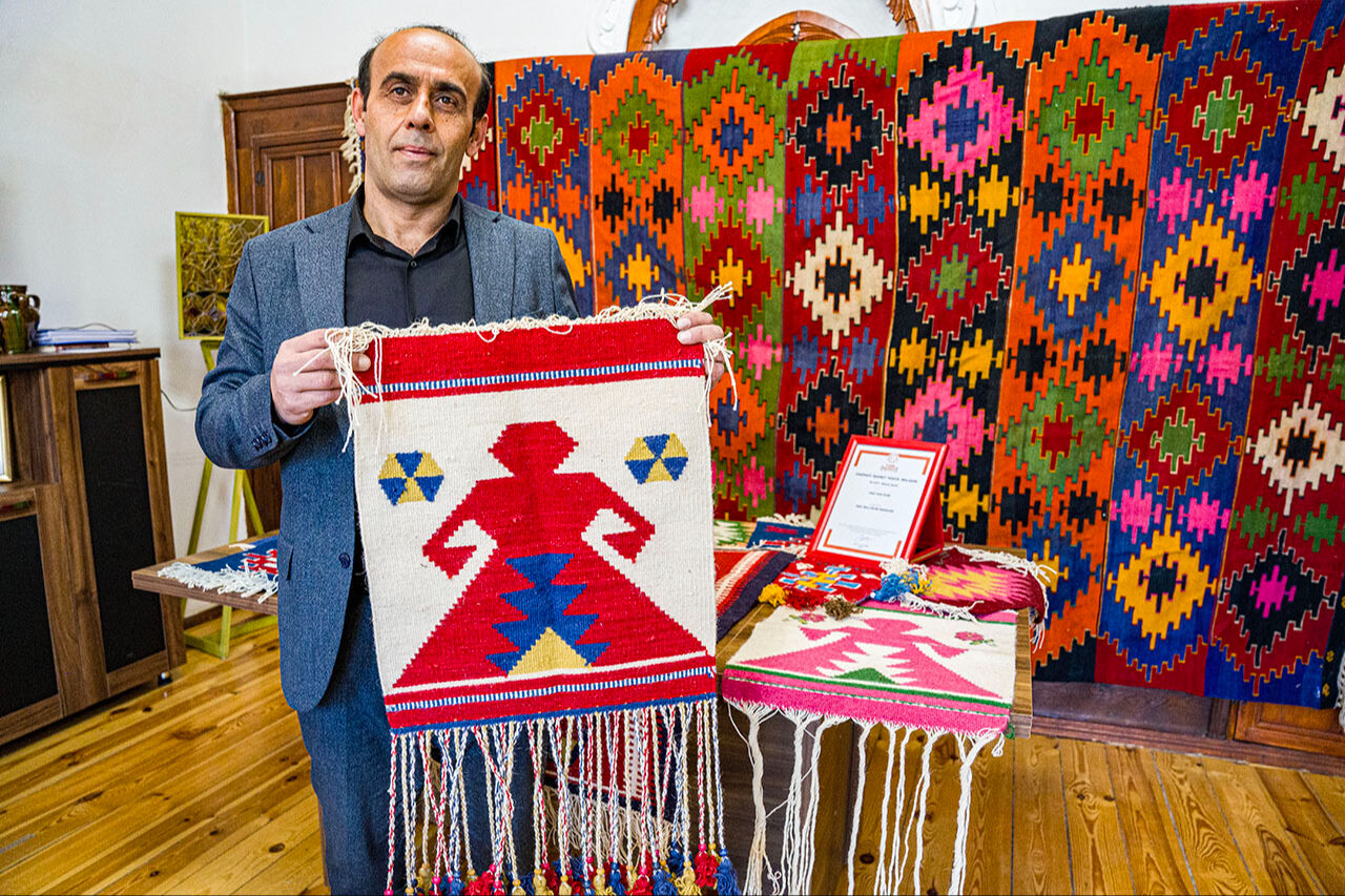 Oğuz boyunun "Kızık kilimi" tescillendi: Üzerinde binlerce yıllık tarihi mesajlar gizli! Adını Oğuz boyundan alan "Kızık kilimi" tescillendi: Üzerinde binlerce yıllık tarihi mesajlar gizli! - 1. Resim