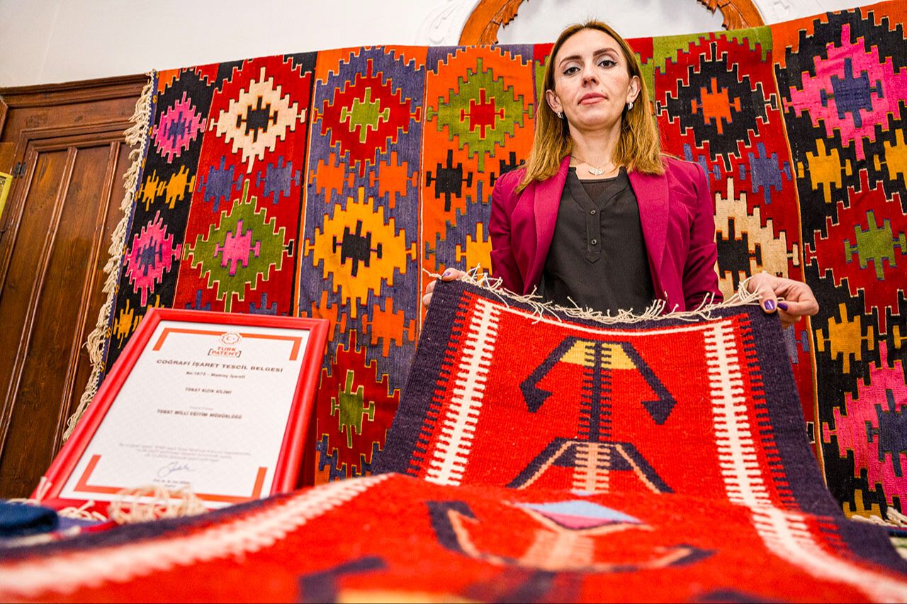 Oğuz boyunun "Kızık kilimi" tescillendi: Üzerinde binlerce yıllık tarihi mesajlar gizli! Adını Oğuz boyundan alan "Kızık kilimi" tescillendi: Üzerinde binlerce yıllık tarihi mesajlar gizli! - 3. Resim