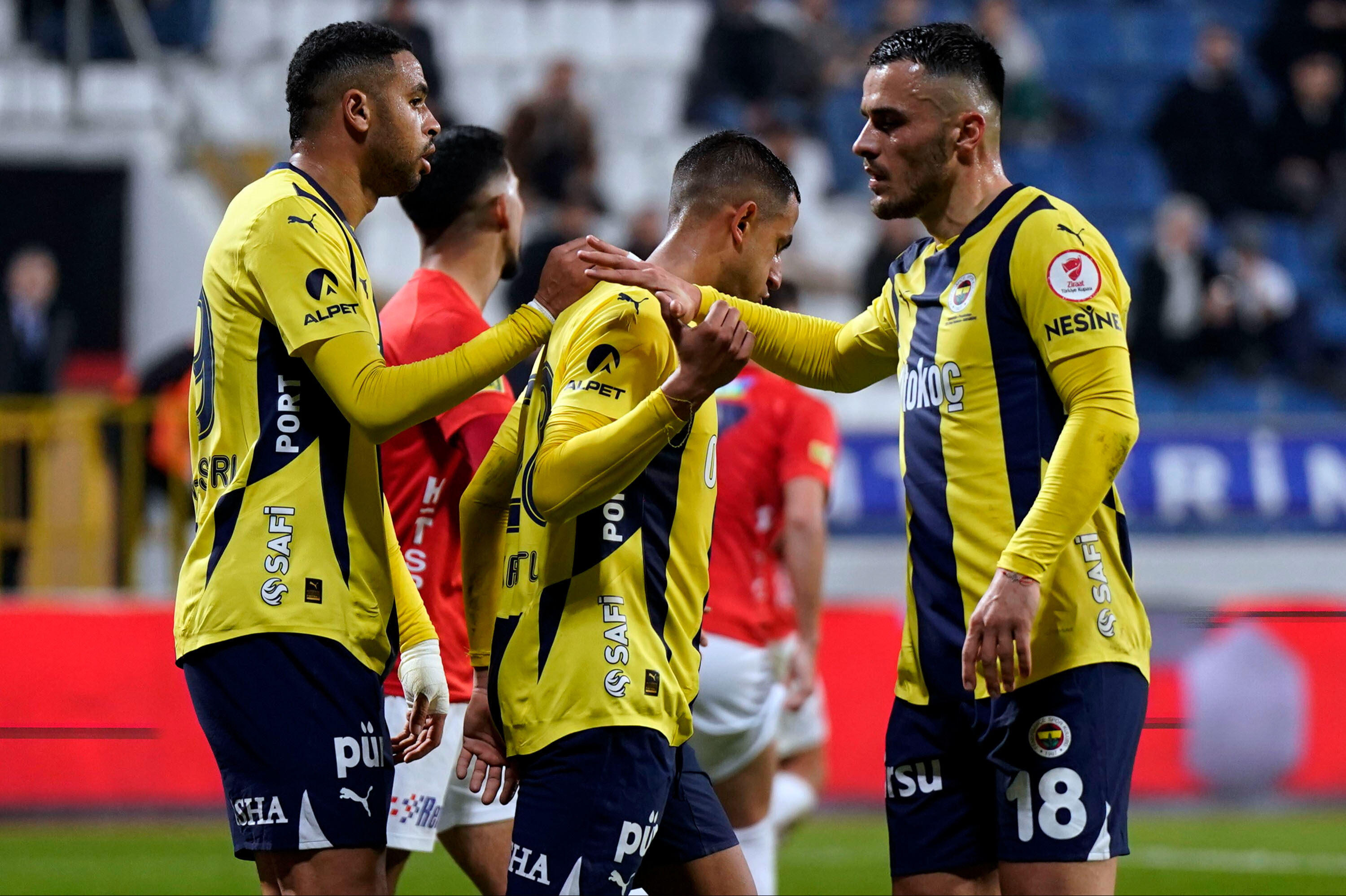 Kanarya kupada gol oldu yağdı! Fenerbahçe, Kasımpaşa'yı ilk yarıda attığı üç golle devirdi Kanarya kupada gol oldu yağdı! Fenerbahçe, Kasımpaşa'yı ilk yarıda attığı üç golle devirdi - 1. Resim