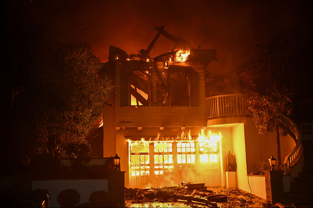 Los Angeles felaketi yaşıyor! Ünlülerin evleri alevlere teslim oldu, can kayıpları var Los Angeles felaketi yaşıyor! Ünlülerin evleri alevlere teslim oldu, can kayıpları var - 3. Resim