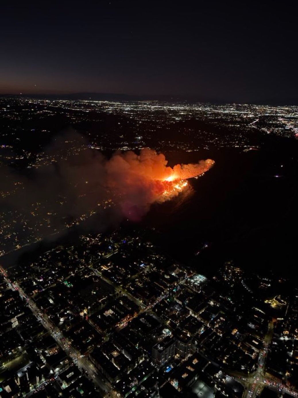 Los Angeles felaketi yaşıyor! Ünlülerin evleri alevlere teslim oldu, can kayıpları var Los Angeles felaketi yaşıyor! Ünlülerin evleri alevlere teslim oldu, can kayıpları var - 10. Resim