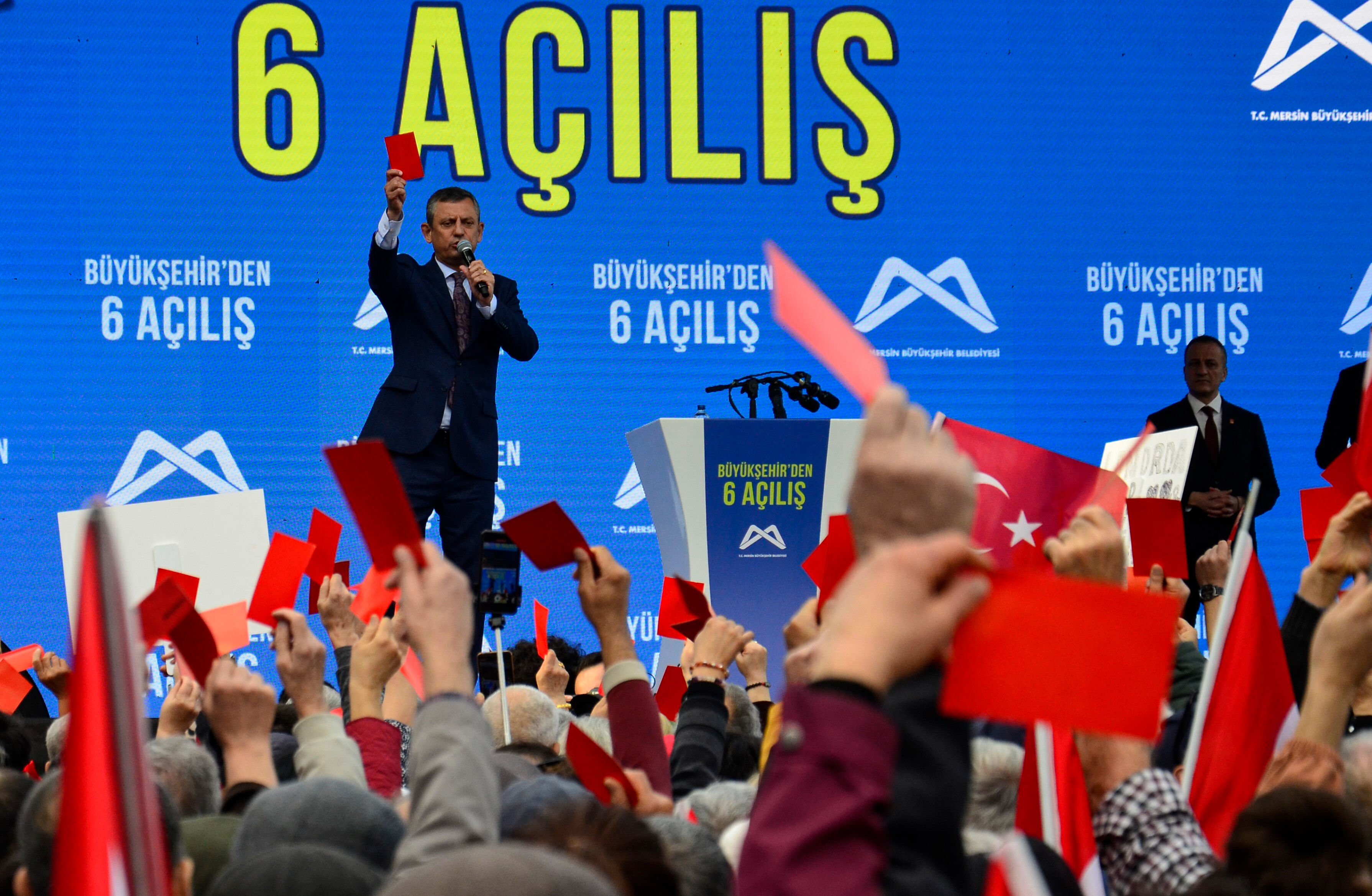 Özel'in 'kırmızı kart' çıkışına AK Parti'den ilk cevap: Günün siyasi fıkrası, topu yine taca atmış - 2. Resim