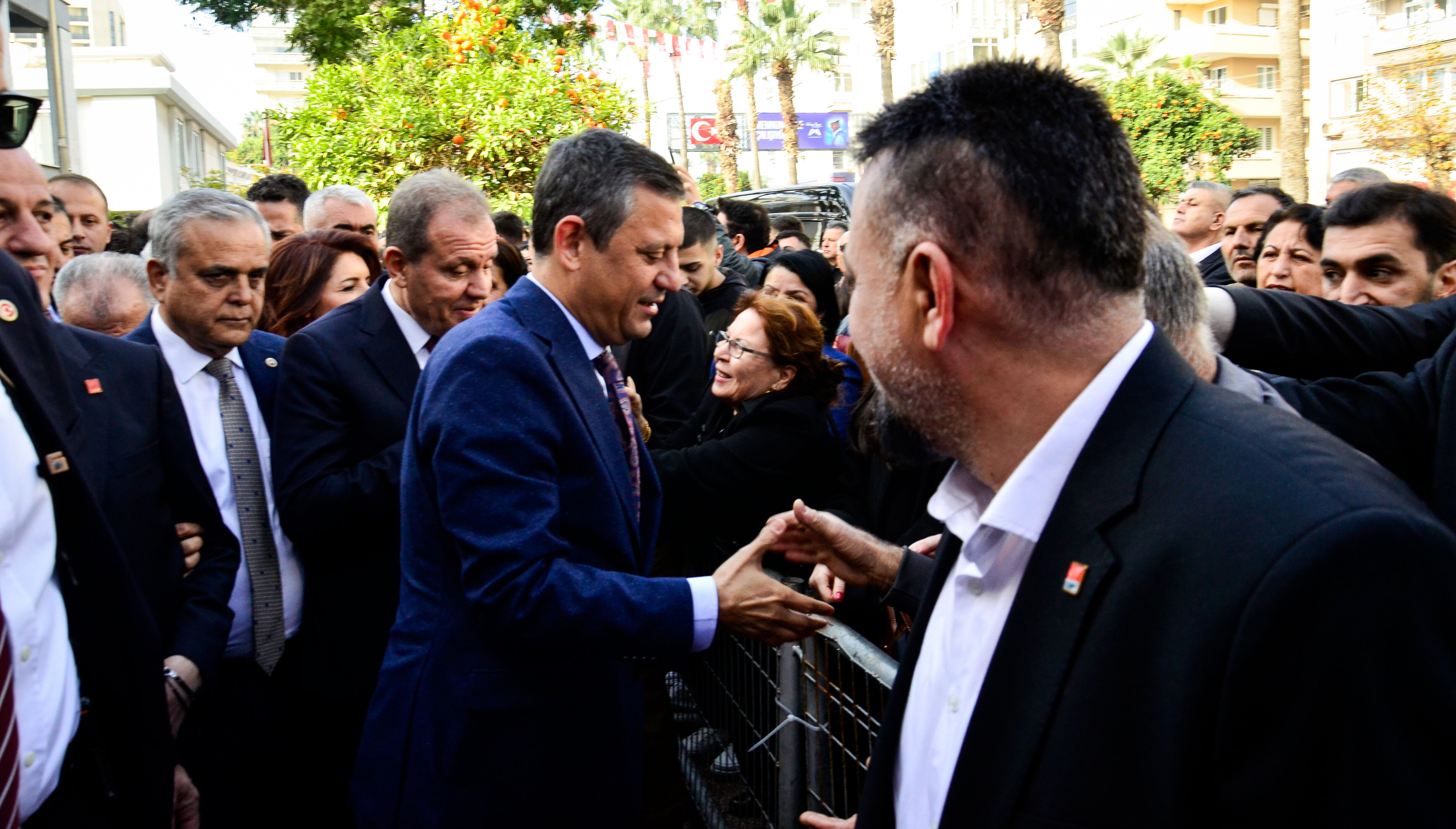 Özgür Özel 'sürprizimiz var' dedi, saat verdi!  Özgür Özel 'sürprizimiz var' dedi, saat verdi!