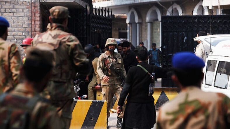 Pakistan'da hükümet binasına silahlı saldırı! Polis karakolunu yaktılar Pakistan'da hükümet binasına silahlı saldırı! Polis karakolunu yaktılar - 1. Resim