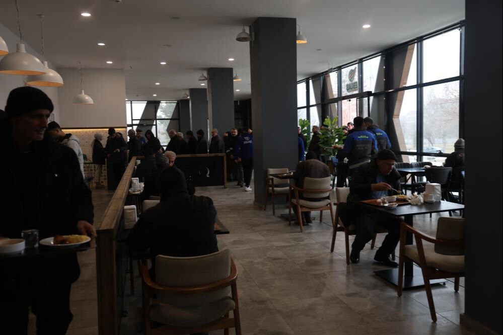 4 &ccedil;eşit yemek 50 lira! Haftanın 6 g&uuml;n&uuml; a&ccedil;ık, vatandaşlar akın ediyor - 2. Resim