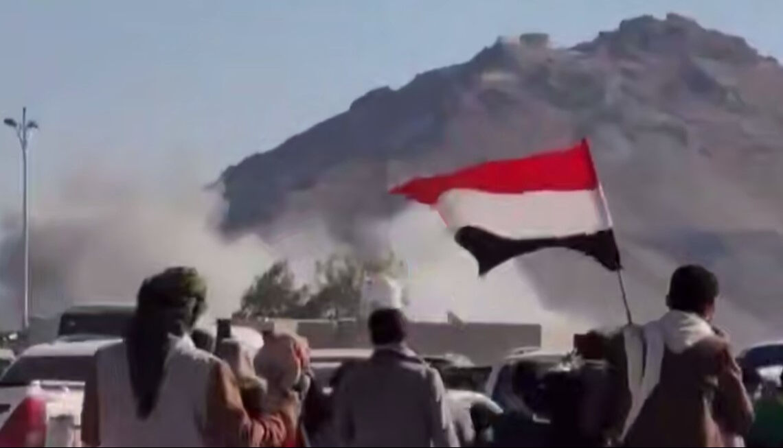 ABD ve İngiliz savaş uçakları Yemen'i bombalamaya devam ediyor! ABD ve İngiliz savaş uçakları Yemen'i bombalamaya devam ediyor! - 1. Resim