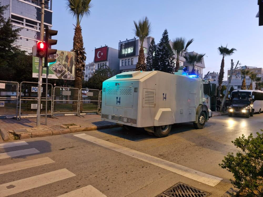 Akdeniz Belediyesi'ne operasyon! Hoşyar Sarıyıldız, Nuriye Arslan ve 4 meclis üyesi gözaltında - 1. Resim