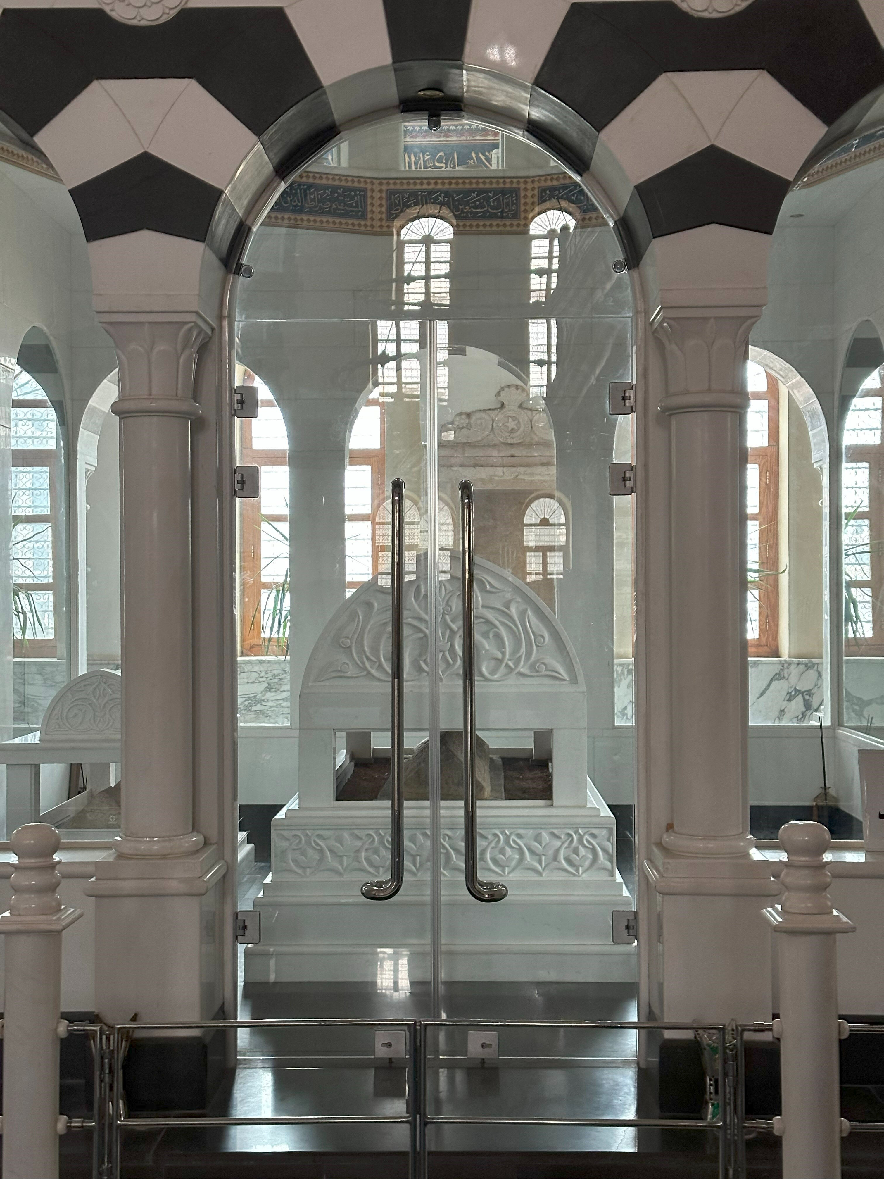 Mute'de 3 bin kişiyle 100 bin kişilik orduyu yenmişti! 'Allah'ın kılıcı' Halid bin Velid'in Suriye Humus'taki türbesi yenilendi 'Allah'ın kılıcı' adıyla tanındı! Humus'taki Hazreti Halid bin Velid Camii ve Türbesinin imarı tamamlandı - 2. Resim