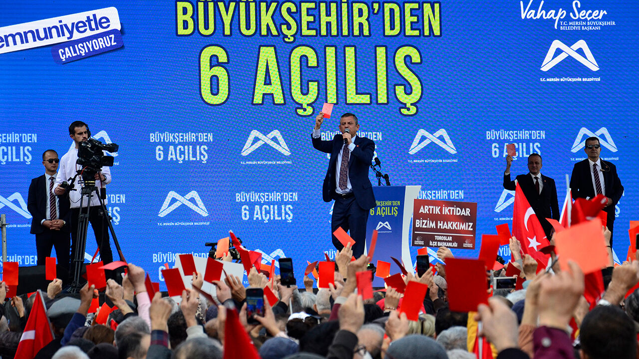 Kırmızı kart 'sürprizi' alay konusu oldu! Özgür Özel'den ilk açıklama geldi - 1. Resim