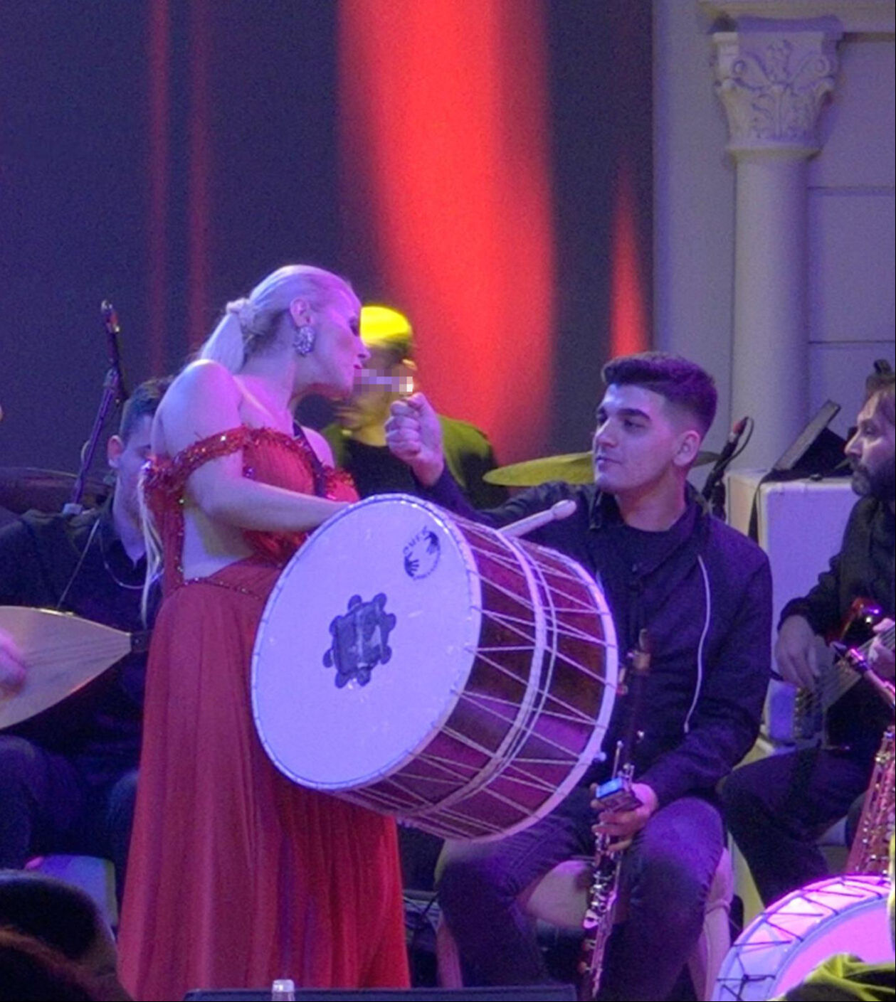 Niran Ünsal'ın sahnede yaptığı tepki çekti! Müşteriler tek tek terk etti! 10 milyon liralık tazminat davası - 2. Resim