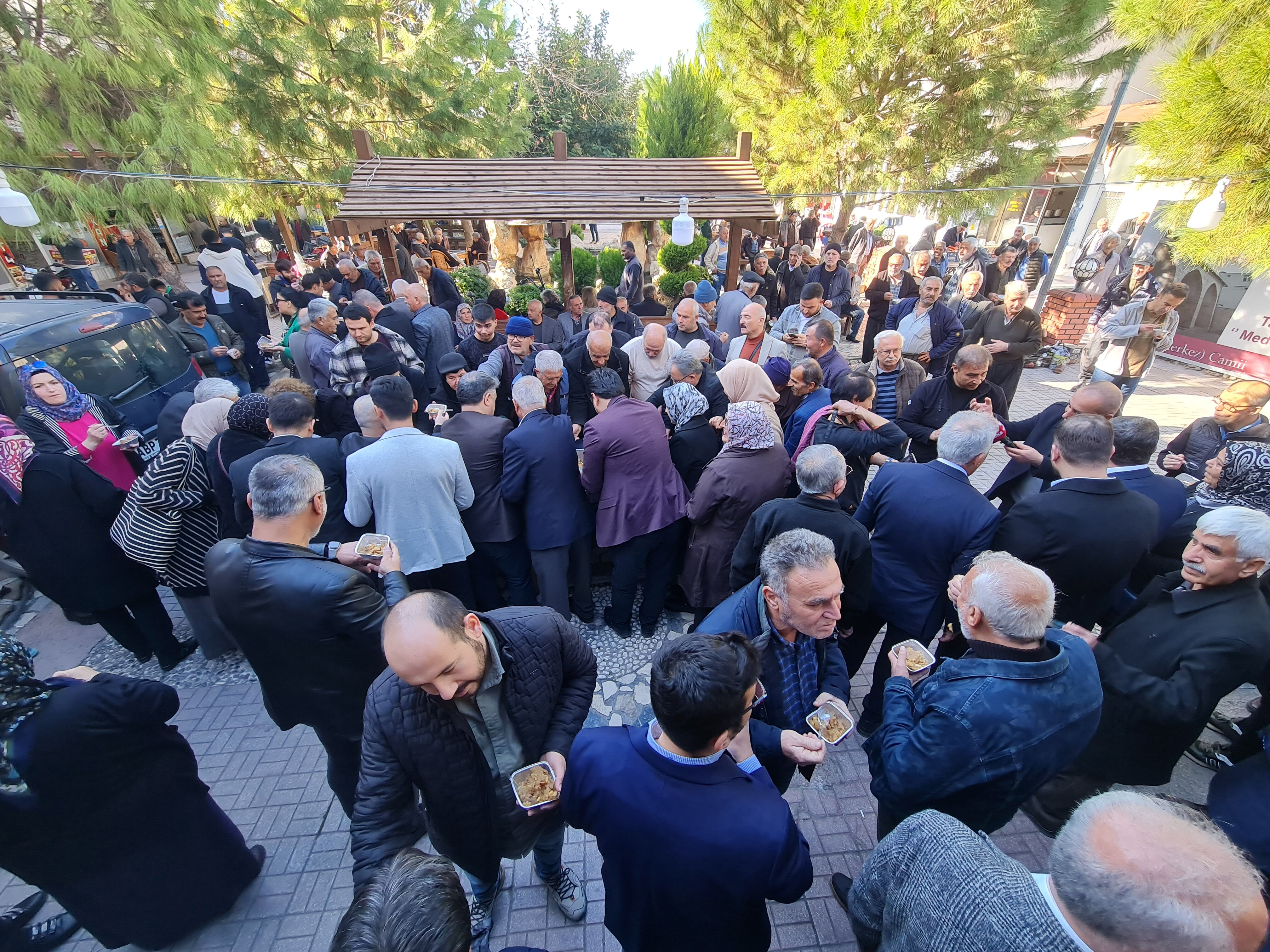 Osmaniye'de Ferdi Tayfur için helva dağıtıldı - 1. Resim