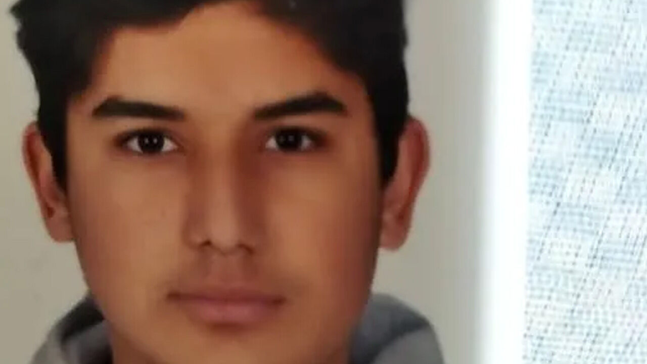 En acı tesadüf! Kaza yapan sürücünün kaskını çıkaran baba gözyaşlarına boğuldu - 1. Resim