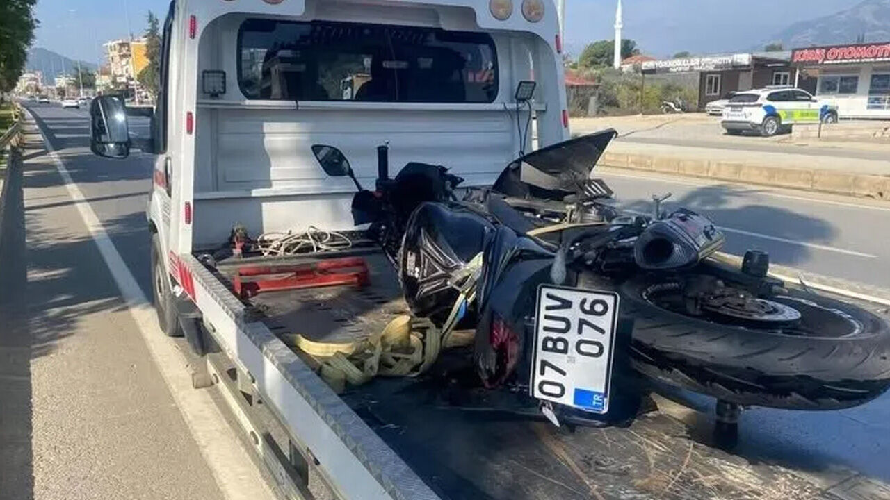 En acı tesadüf! Kaza yapan sürücünün kaskını çıkaran baba gözyaşlarına boğuldu - 2. Resim