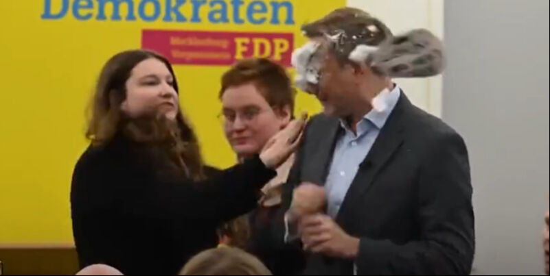 Eski Almanya Maliye Bakanı'na şok saldırı! Arkadan yaklaştı, aniden yüzüne fırlattı Eski Almanya Maliye Bakanı'na şok saldırı! Sinsice arkadaş yaklaştı, aniden yüzüne fırlattı - 1. Resim