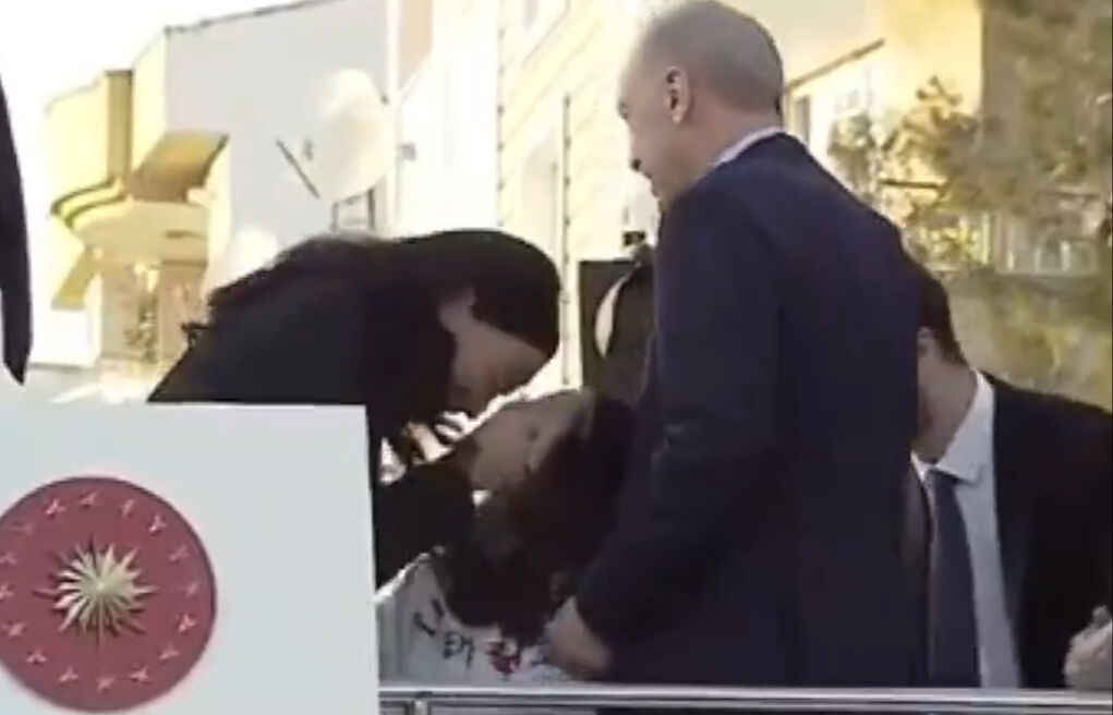 Gülümseten anlar! Erdoğan'ın elini öpen milletvekili 200 TL harçlığı kaptı - 1. Resim