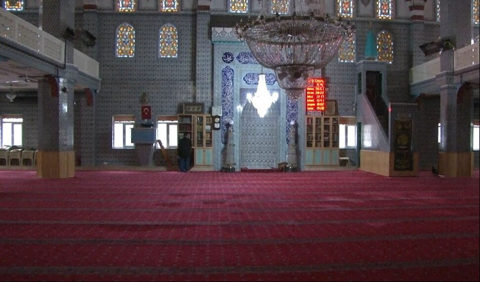 İstanbul'da cami imamına saldırı! Akli dengesi bozuk şahsı cemaat etkisiz hale getirdi İstanbul'da cami imamına saldırı! Akli dengesi bozuk şahsı cemaat etkisiz hale getirdi - 1. Resim