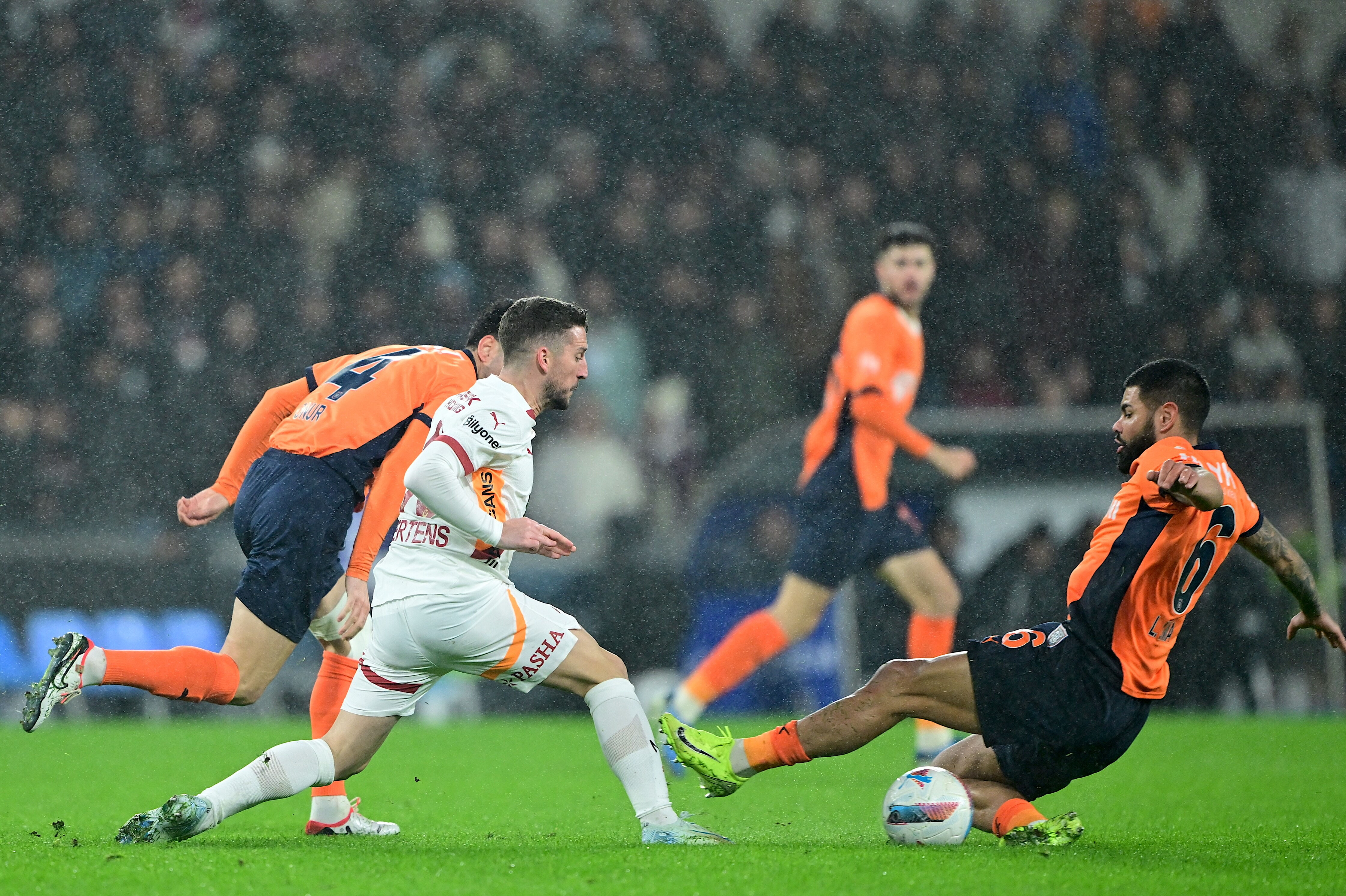 CANLI | Başakşehir - Galatasaray maçı canlı anlatım! Penaltı itirazı, kartlar havada uçuşuyor - 2. Resim