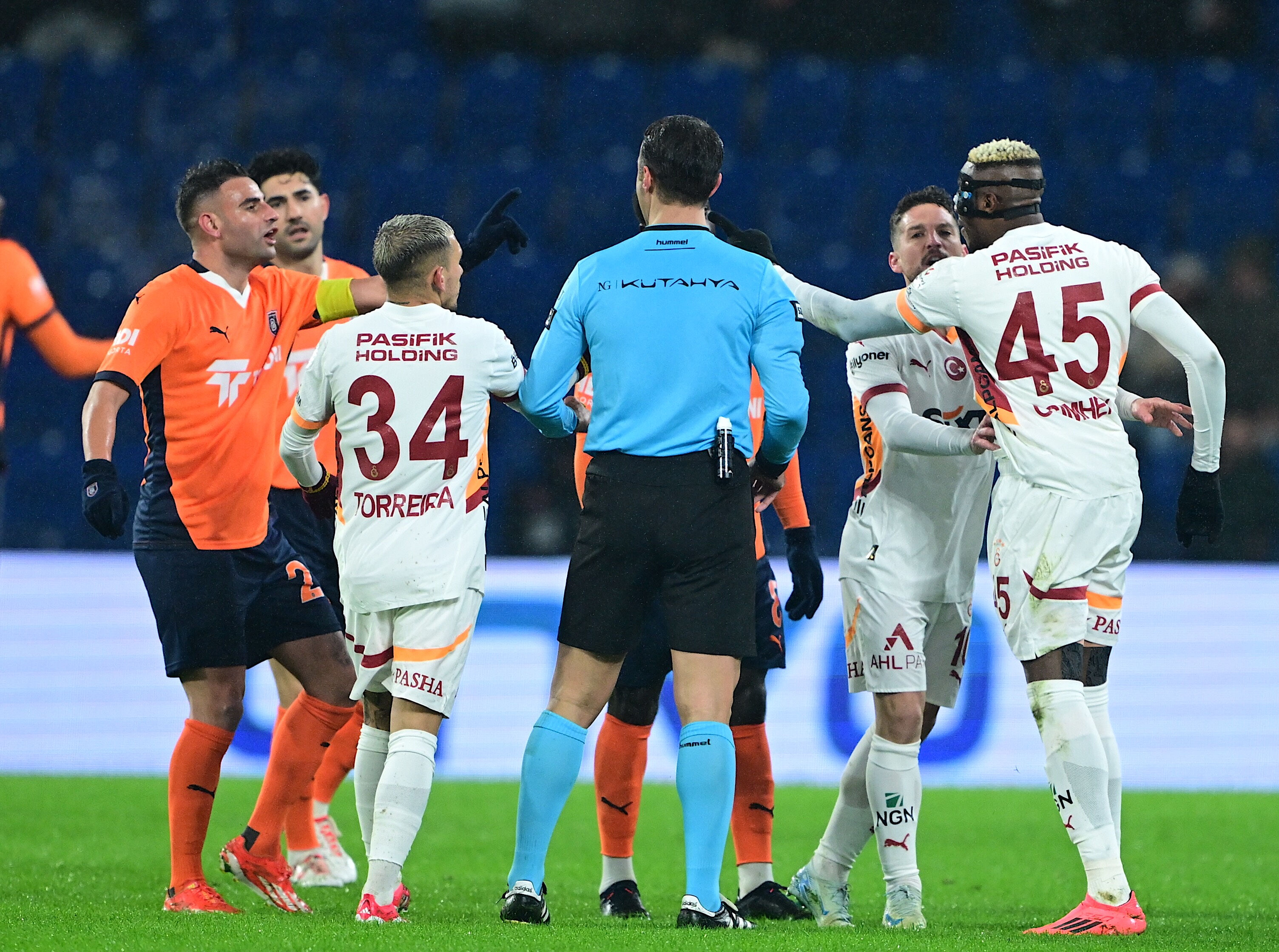 CANLI | Başakşehir - Galatasaray maçı canlı anlatım! Penaltı itirazı, kartlar havada uçuşuyor - 3. Resim