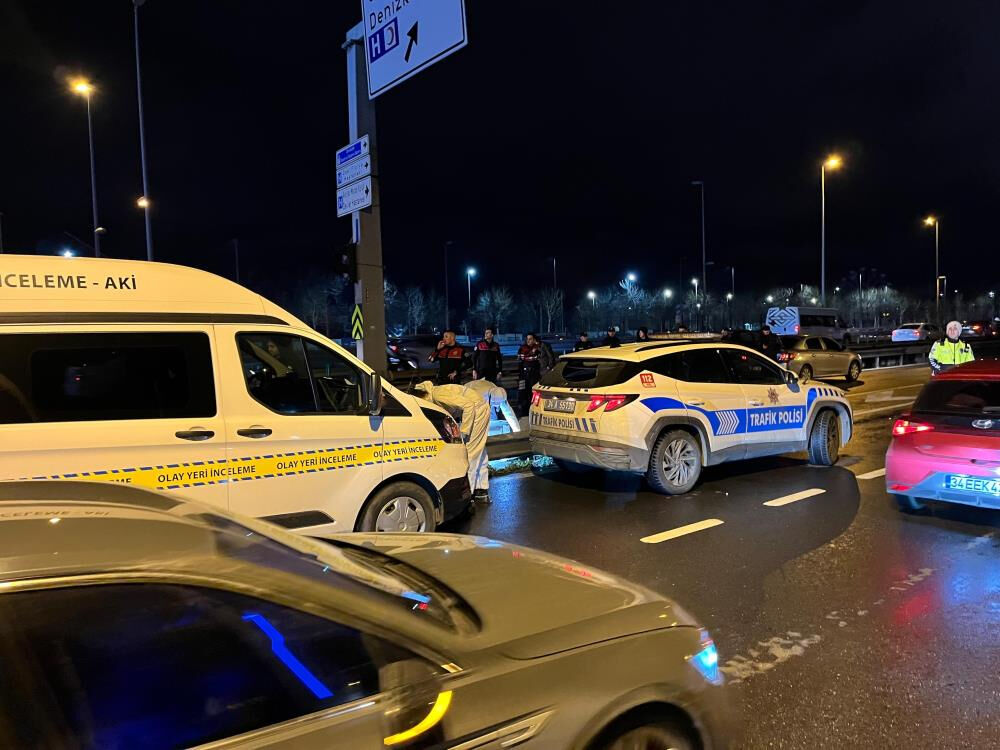 İstanbul'da feci kaza! Polislerin kullandığı motosiklet bariyere &ccedil;arptı: 1 &ouml;l&uuml;, 1 yaralı - 1. Resim