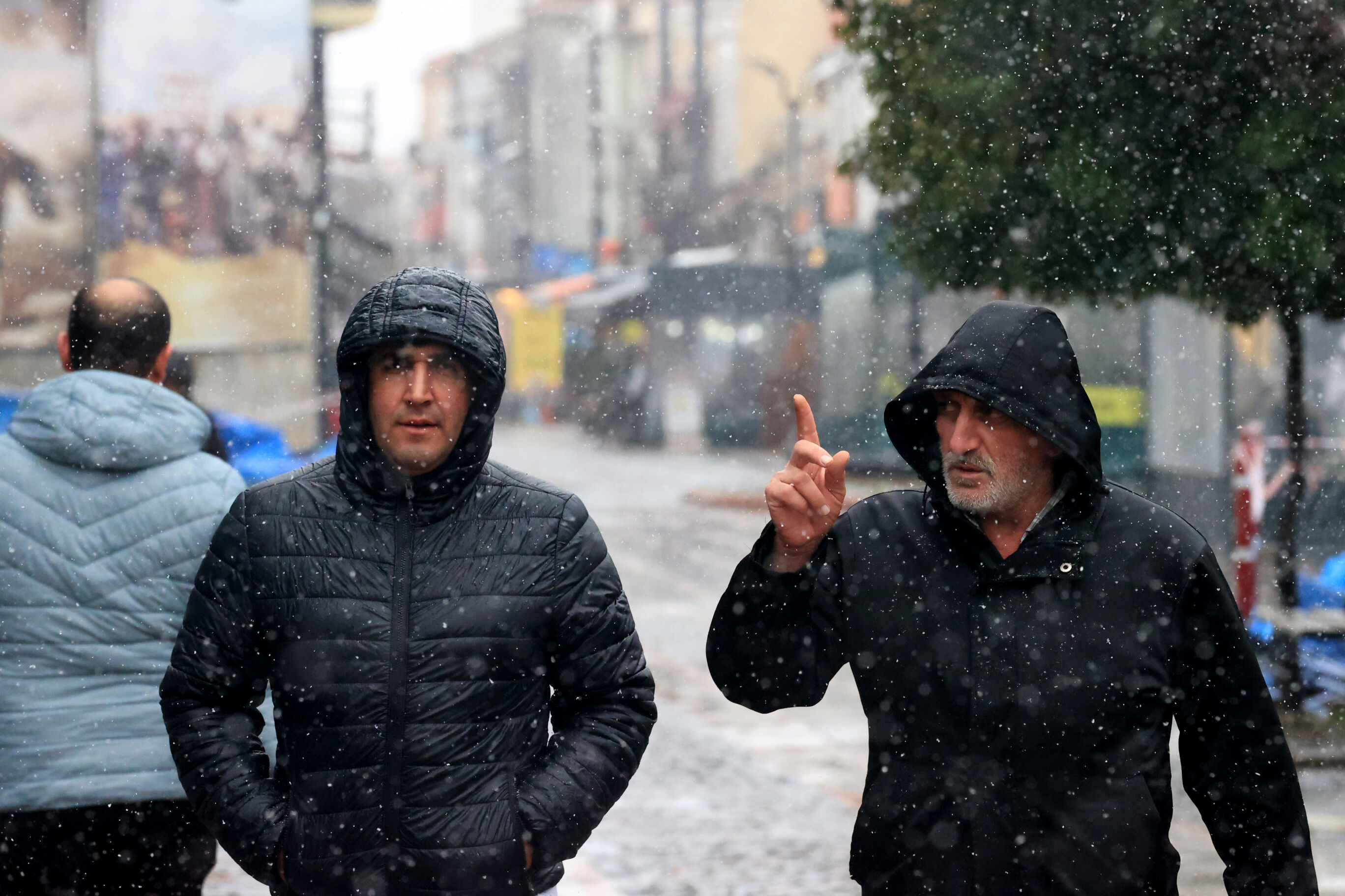 Kar İstanbul'un kapısına dayandı: Marmara için alarm! Lapa lapa yağıyor - 1. Resim
