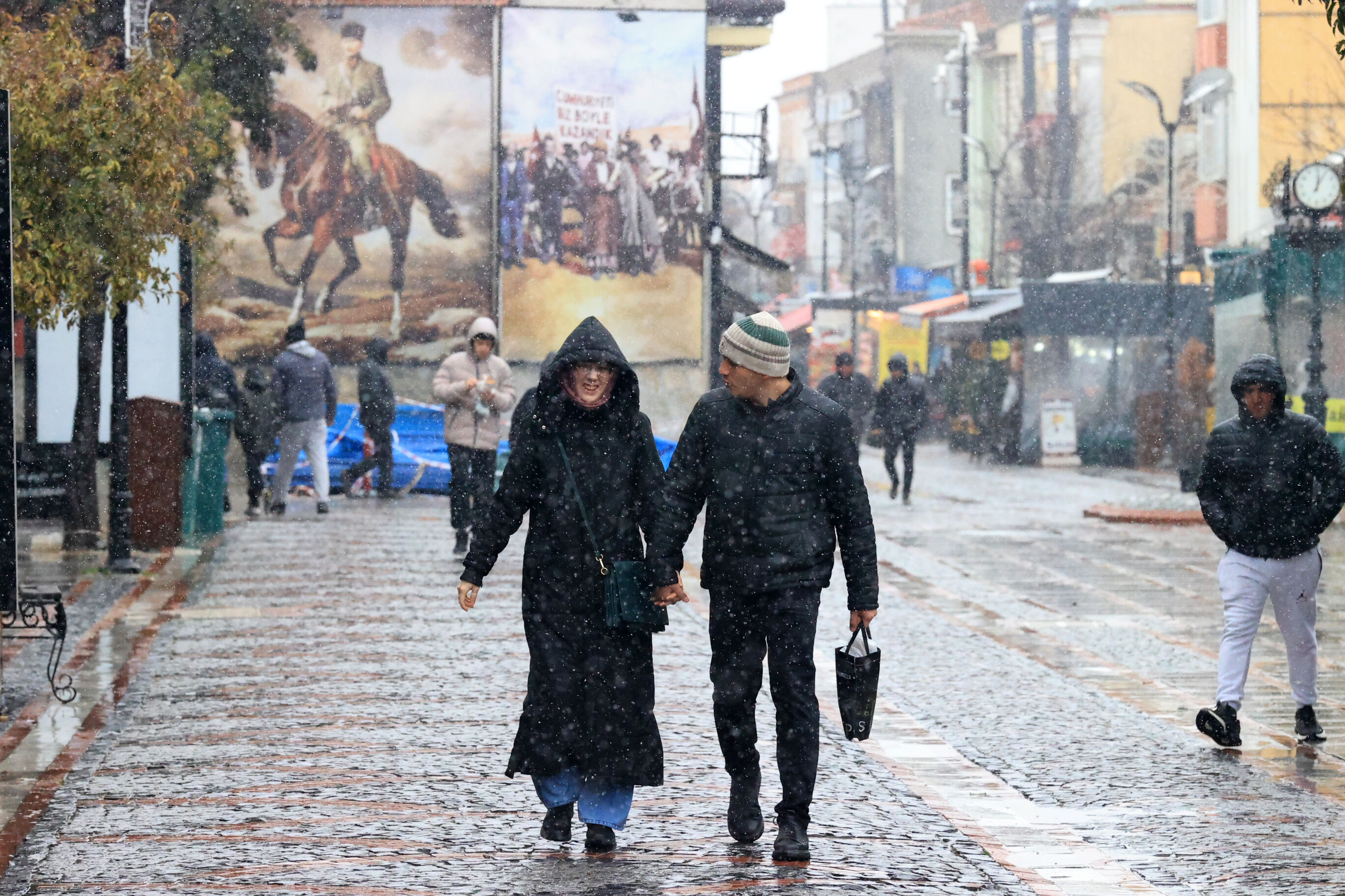 Kar İstanbul'un kapısına dayandı: Marmara için alarm! Lapa lapa yağıyor - 4. Resim