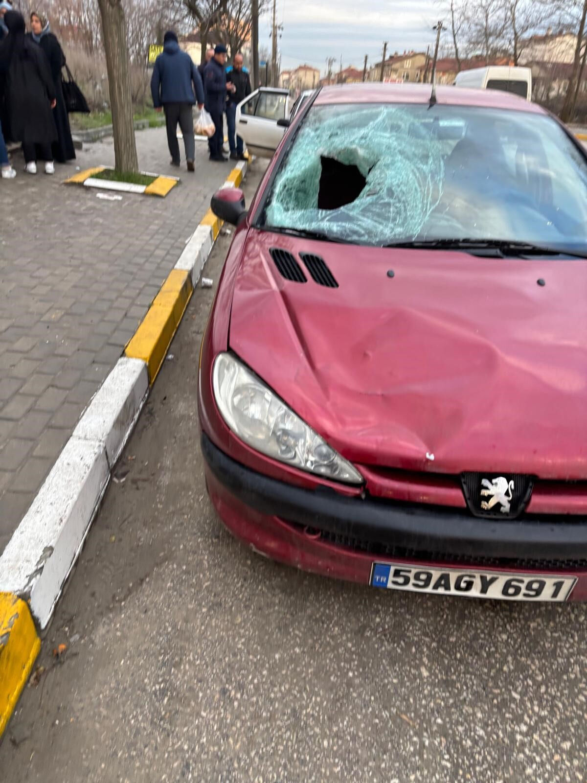 Otomobilin çarptığı kadın metrelerce savrularak can verdi Otomobilin çarptığı kadın metrelerce savrularak can verdi - 1. Resim