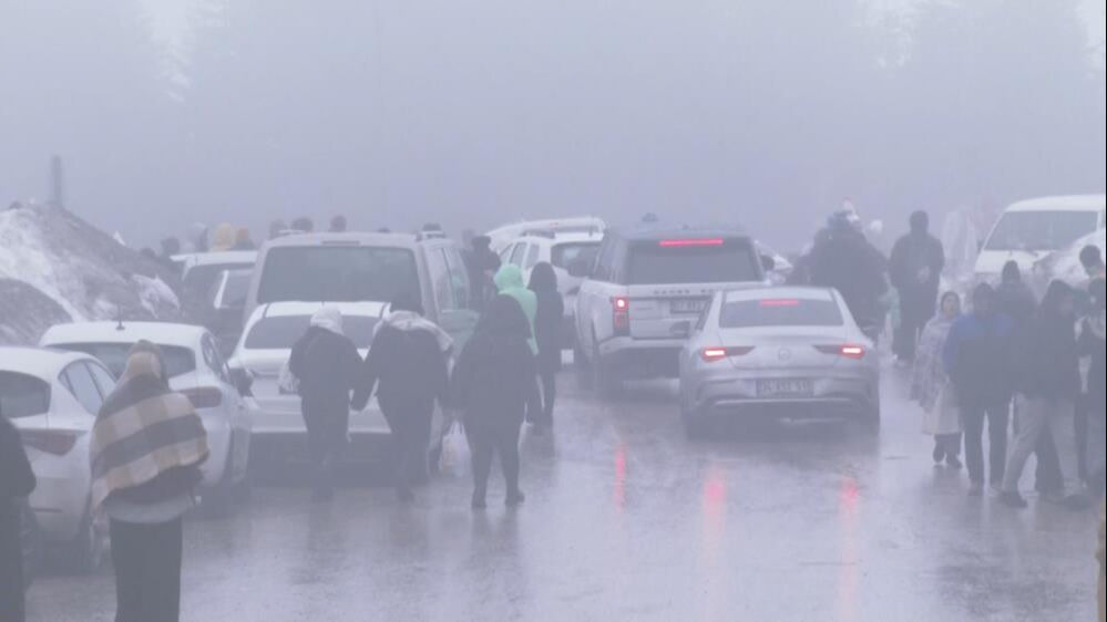 Uludağ'da sömestr kabusu! Tur otobüsleri ortada kaldı, insanlar yollara döküldü - 1. Resim