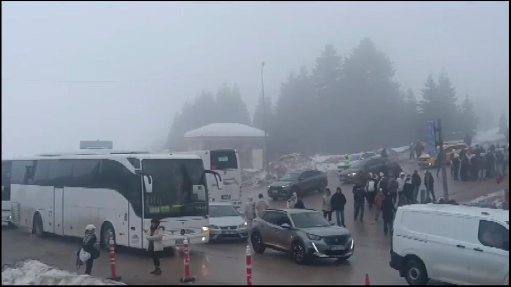 Uludağ'da sömestr kabusu! Tur otobüsleri ortada kaldı, insanlar yollara döküldü - 2. Resim