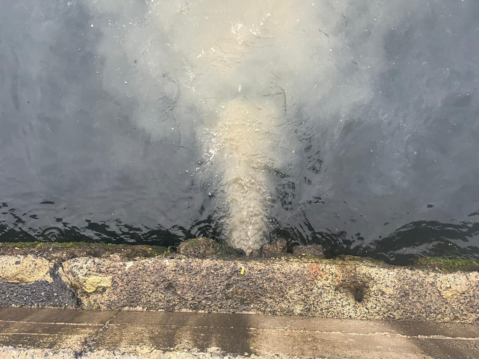 Üsküdar'da sular karardı! Kanalizasyon denize aktı, vatandaşlar isyanda - 3. Resim