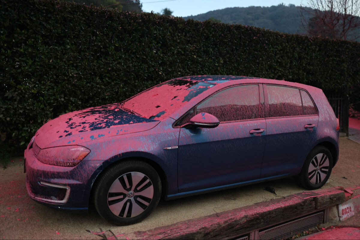 Yangın sonrası dikkat çekti, herkes ne olduğunu merak etti! Los Angeles sokaklarını pembeye boyayan madde ne? Yangın sonrası dikkat çekti, herkes ne olduğunu merak etti! Los Angeles sokaklarını kırmızıya boyayan madde ne? - 2. Resim