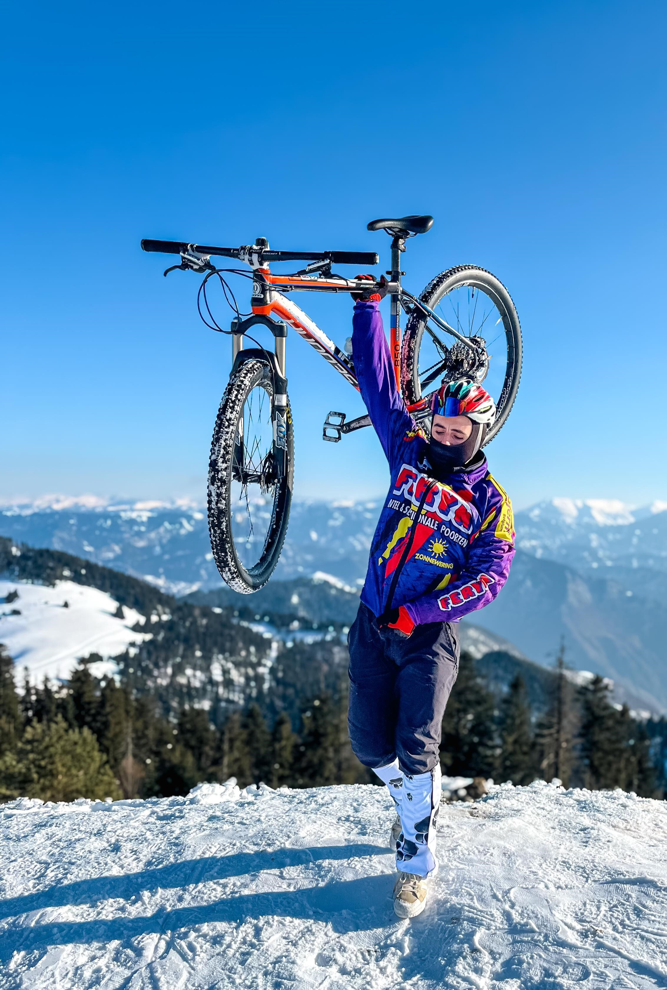 70 km hıza ulaştılar! Artvin'de 300 metrelik kayak pistinden bisikletleriyle iniş yaptı - 1. Resim