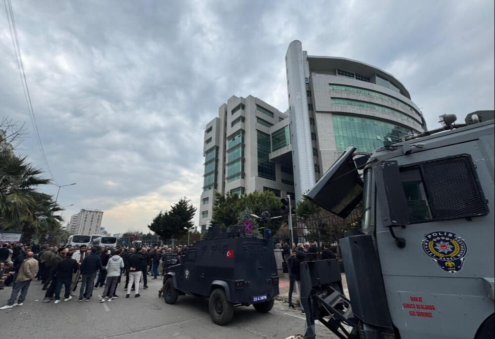 Akdeniz Belediyesi'ne operasyon! DEM'li başkan Hoşyar Sarıyıldız ile 4 meclis üyesi tutuklandı - 1. Resim