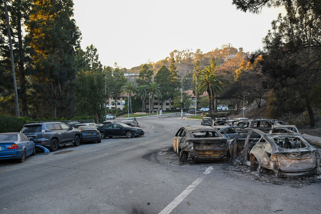 Alevler Los Angeles'ı yutmaya devam ediyor! Felakette ölü sayısı arttı Alevler Los Angeles'ı yutmaya devam ediyor! Felakette ölü sayısı arttı - 1. Resim