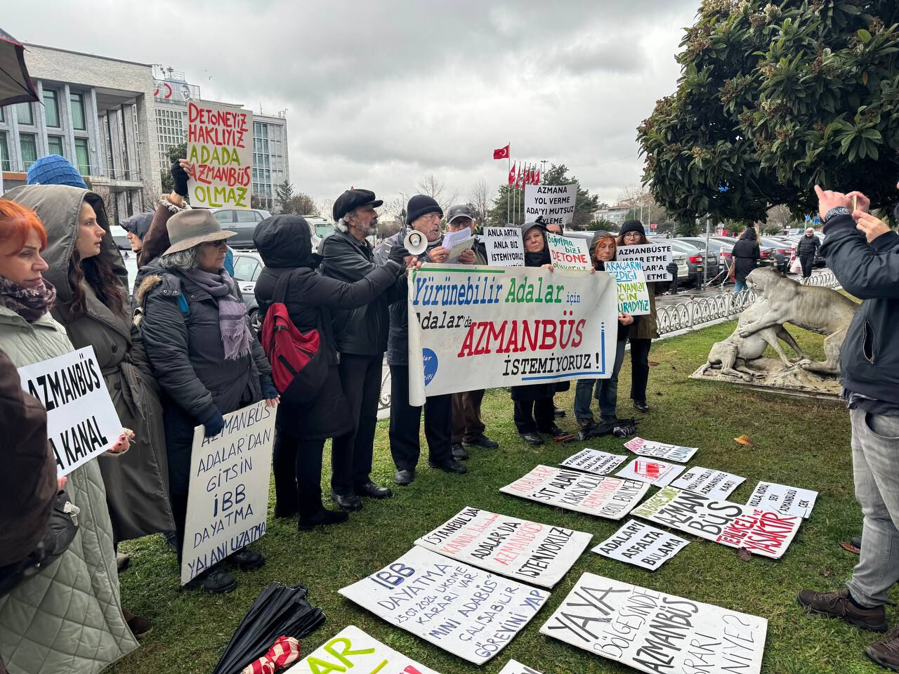 Azmanbüs isyanı! Ada halkı İBB önünde protesto yaptı: Anla artık istemiyoruz - 1. Resim