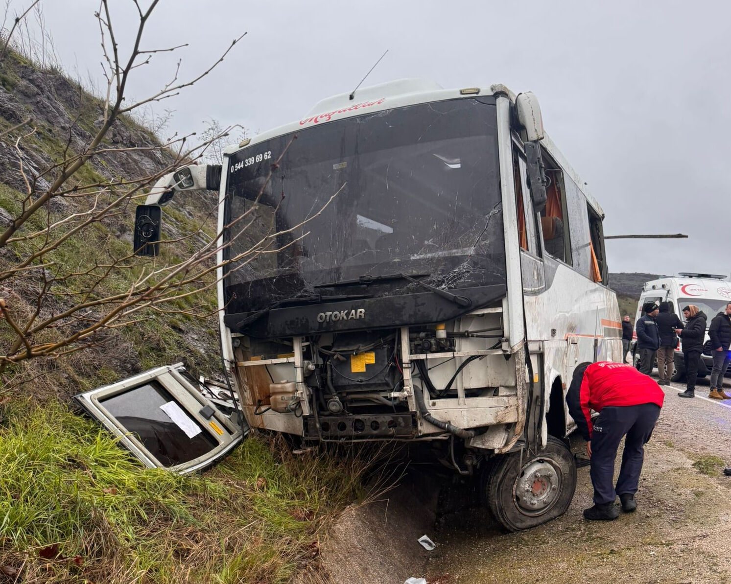 Balıkesir'de işçileri taşıyan servis devrildi! Çok sayıda yaralı var - 2. Resim