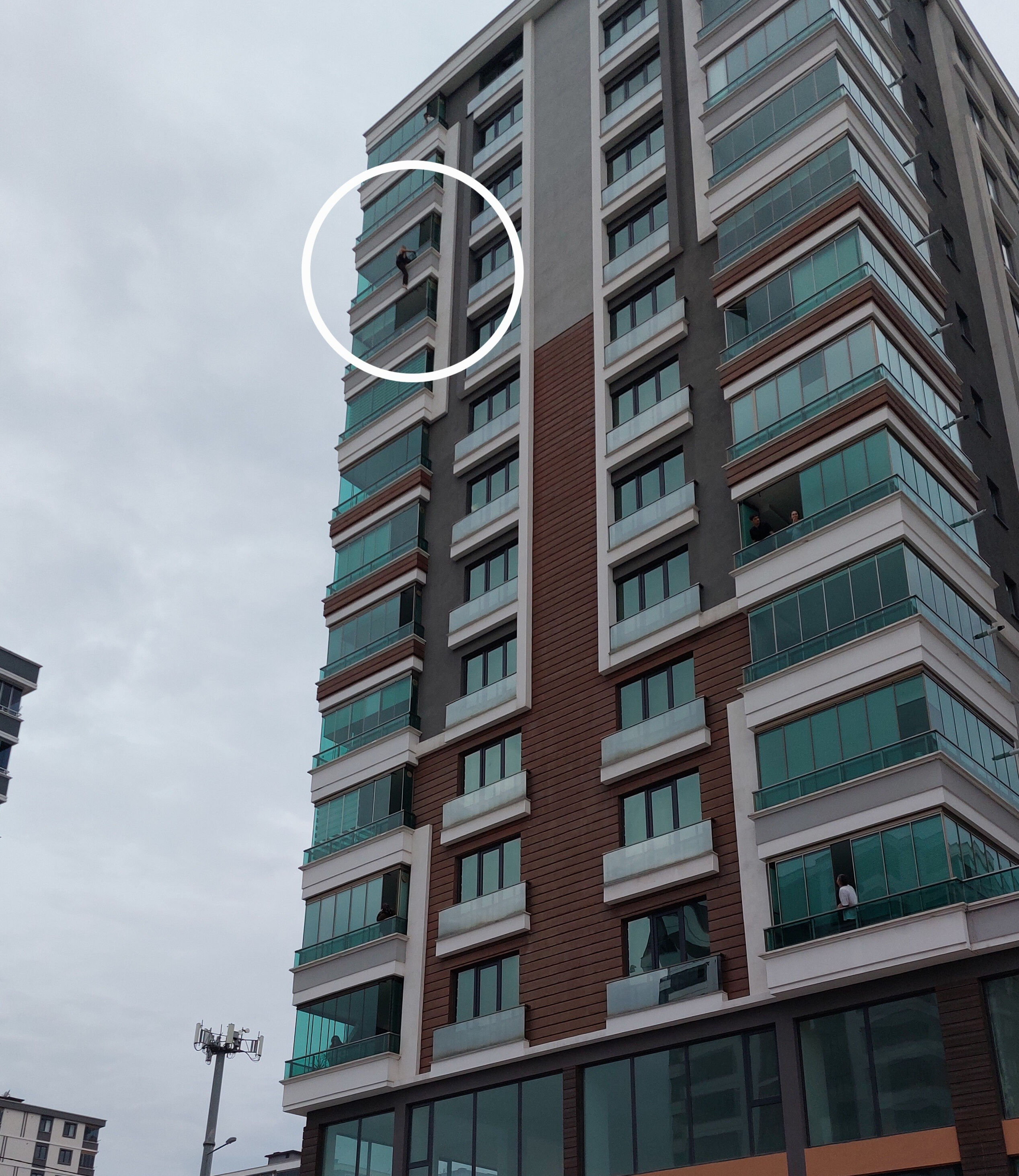 Cama çıkıp atlamaya kalktı! Genç avukatın o anları yürekleri ağza getirdi - 2. Resim